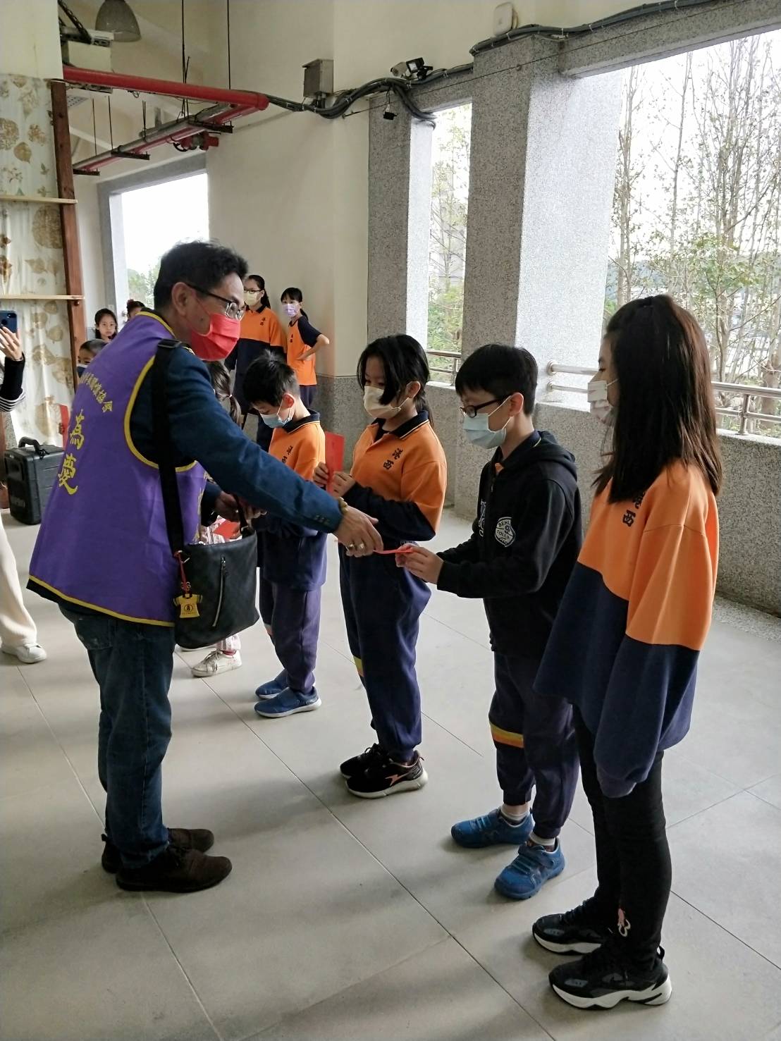 【一生福報新聞】基隆市為愛傳承關懷協會幫助弱勢學童，於港西國小頒贈獎助學金