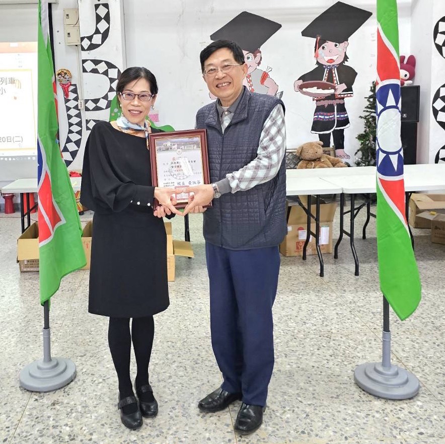 新北市救國團南投萬豐國小助學童閱圖書穿新鞋