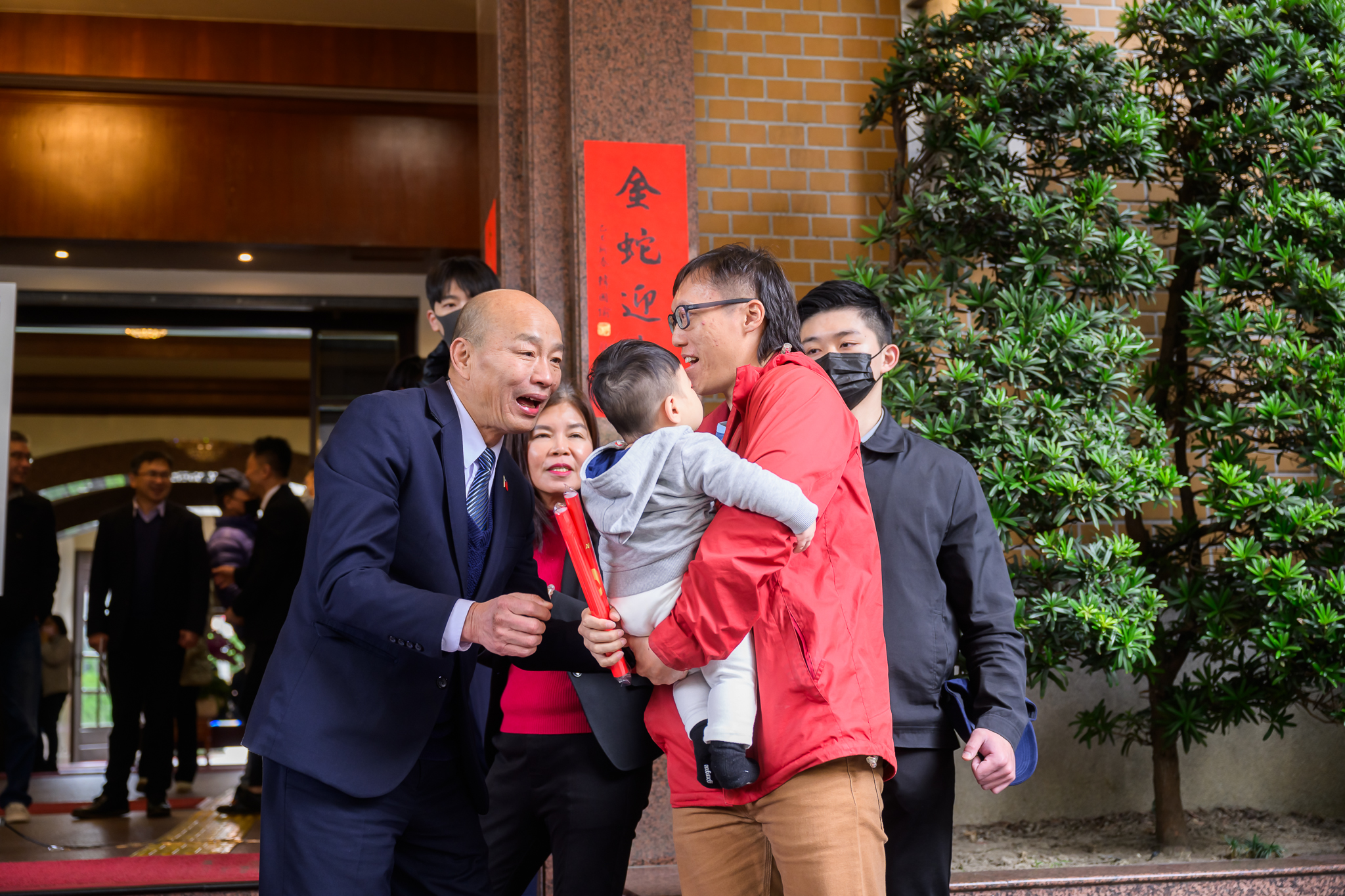 院長出席金蛇迎春限量簽名春聯發放見面會 韓國瑜：祝福大家金蛇迎春、新年快樂