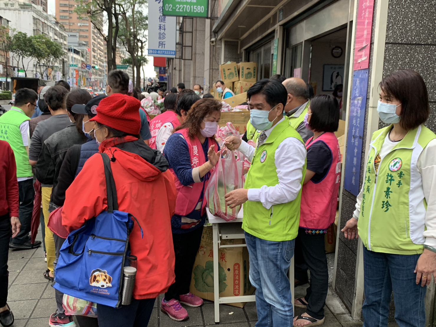 高麗菜滯銷 立委展愛心大批購買送鄉親～