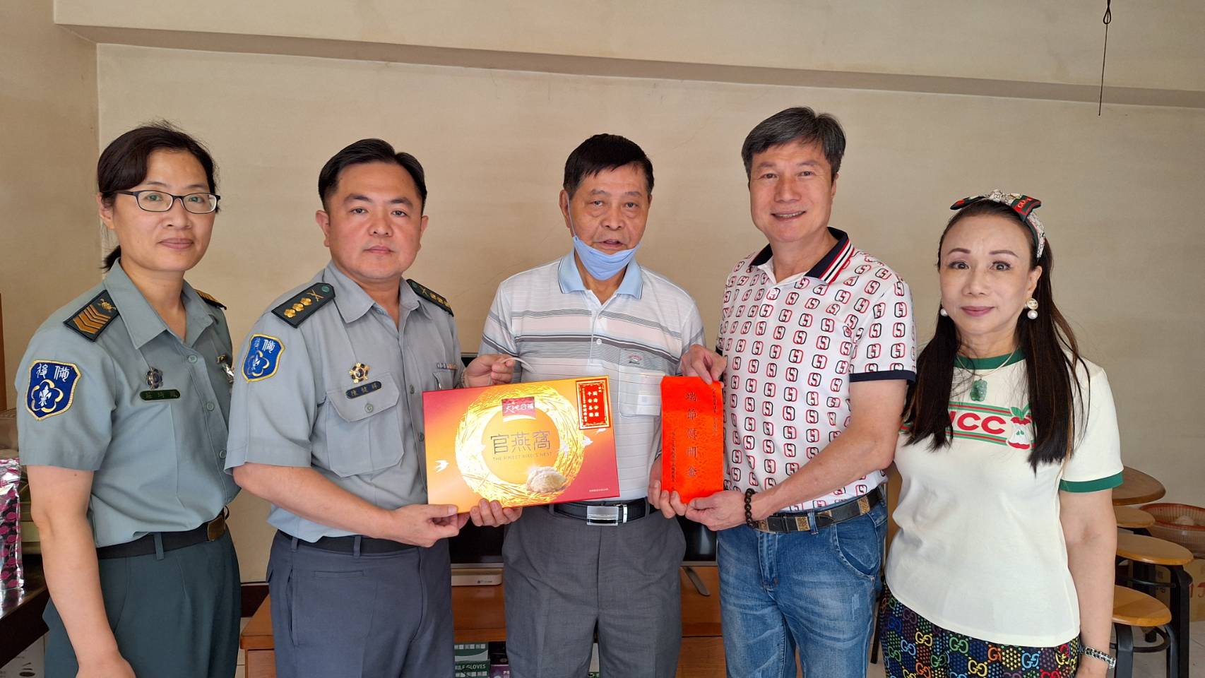 新北市後備指揮部縣市委顧團慰訪遺眷愛心送暖