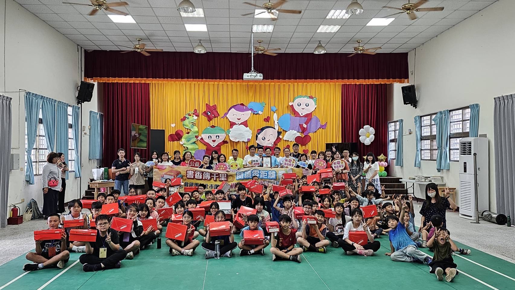 新北市救國團環台愛心列車第六站助花蓮銅門國小66位學童閱圖書穿新鞋    