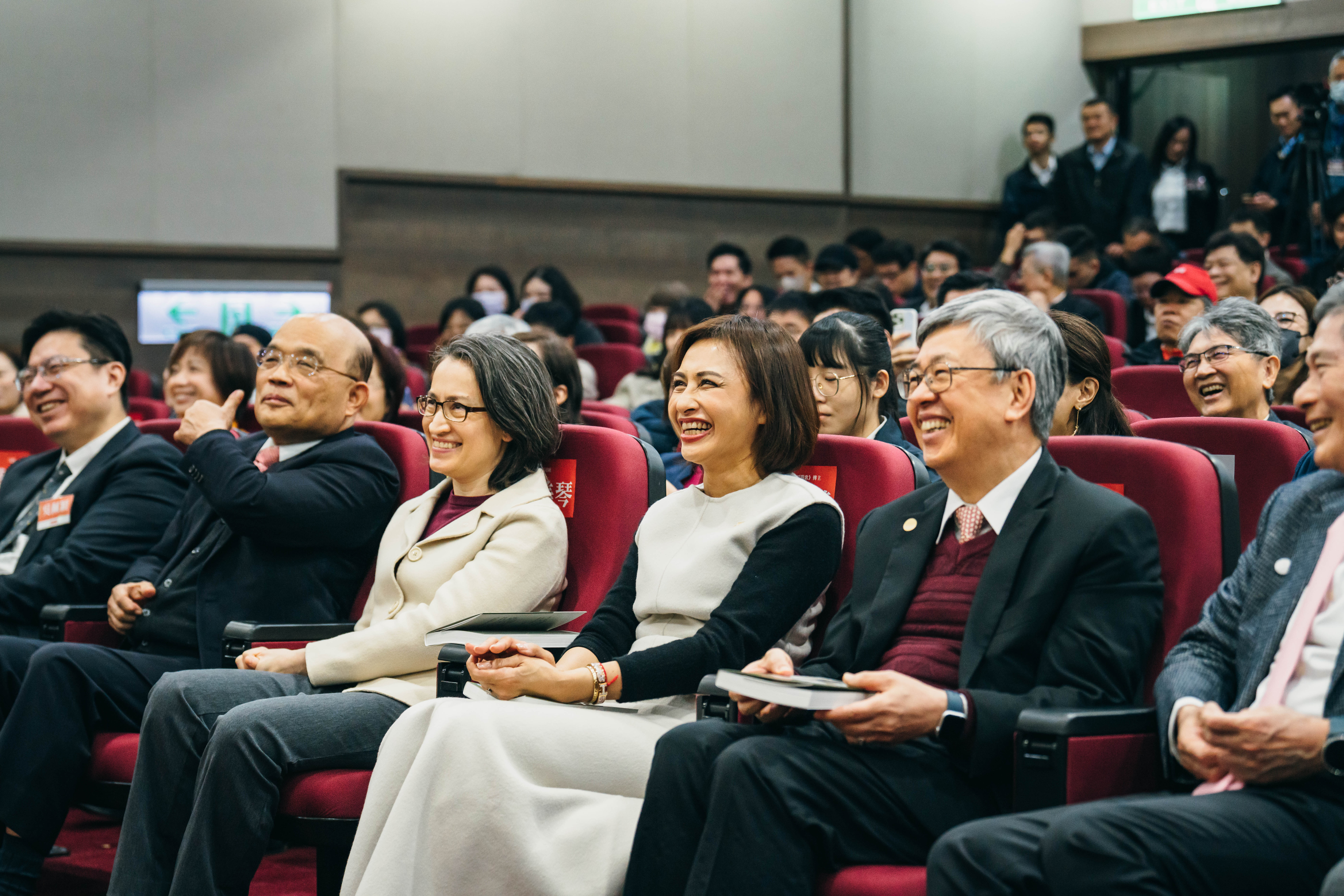 邱議瑩新作《生命的溫暖戰歌》全新增訂版發表 蕭美琴、陳建仁、蘇貞昌、蔡其昌現身感性力挺