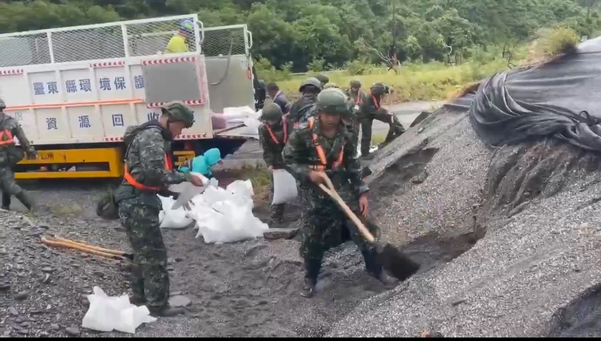 國軍超前部署 協助臺東大武鄉緊急堆置沙包與撤離居民　全力防範強颱楊柳