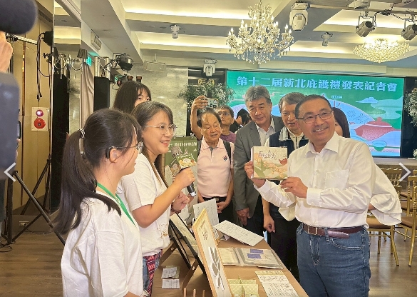 侯友宜盛讚醒吾聽障生手繪出溫度 傳遞「五厚‧食光」庇護禮盒幸福感