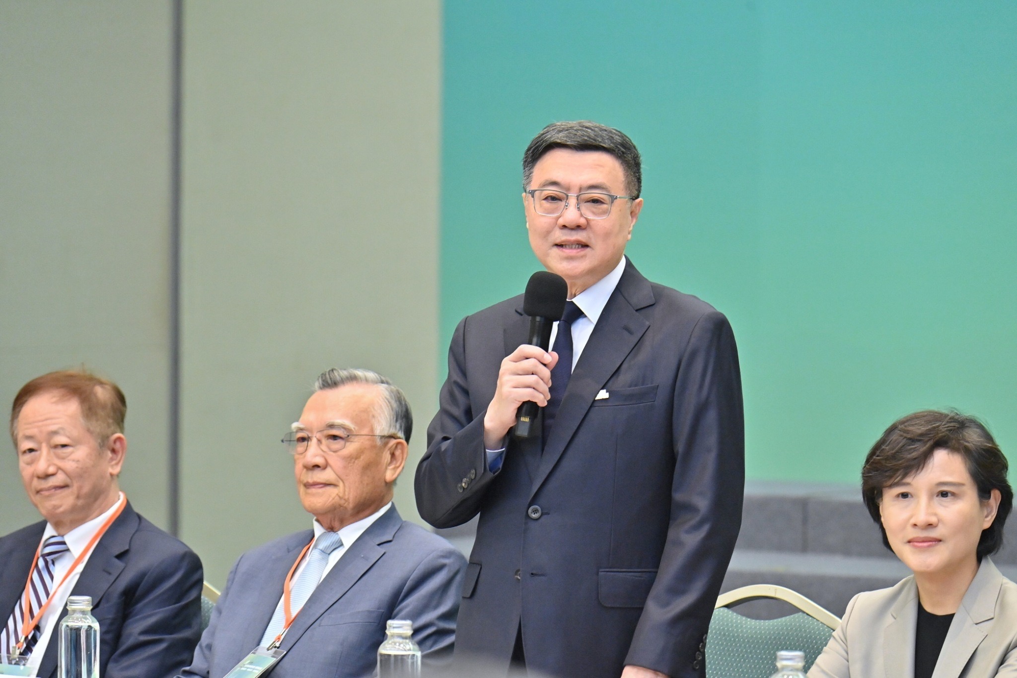 行政院經發會顧問會議開幕 卓揆感謝產官學研貢獻所長 指引臺灣正確可行的經濟發展道路