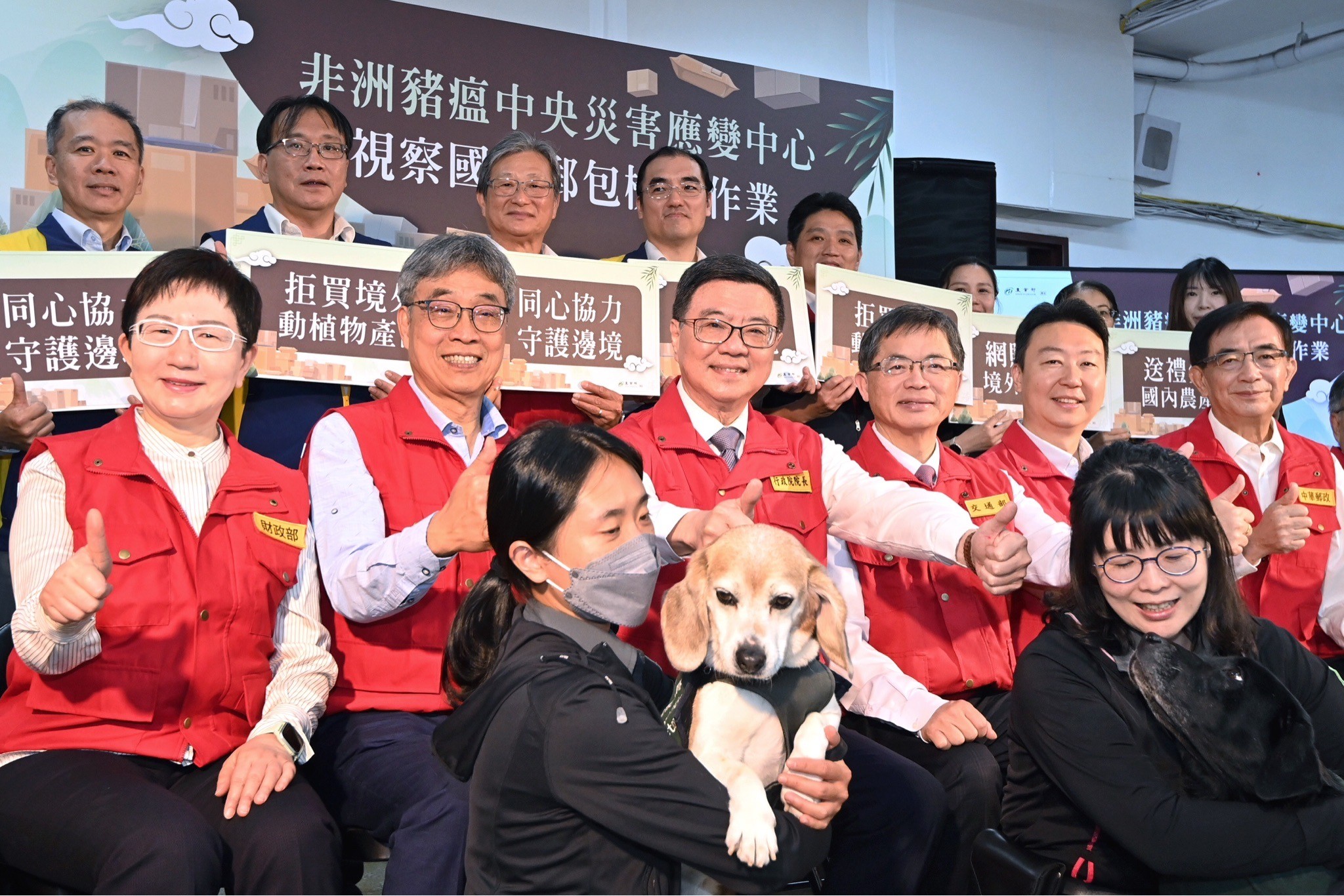 端午前夕視察國際郵包檢疫作業 卓揆：絕不放過任何一件違規輸入郵包 積極阻絕非洲豬瘟於境外