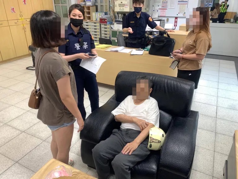 迷途老翁遊蕩街頭水上暖警護送返家