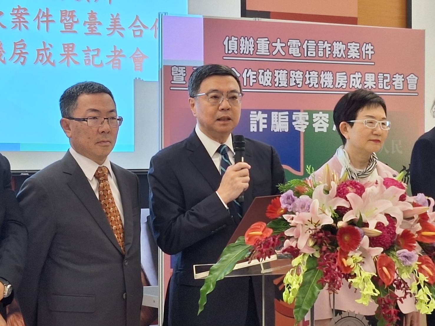 卓揆視察重大電信詐欺及臺美合作破獲跨境機房了解打詐成果 