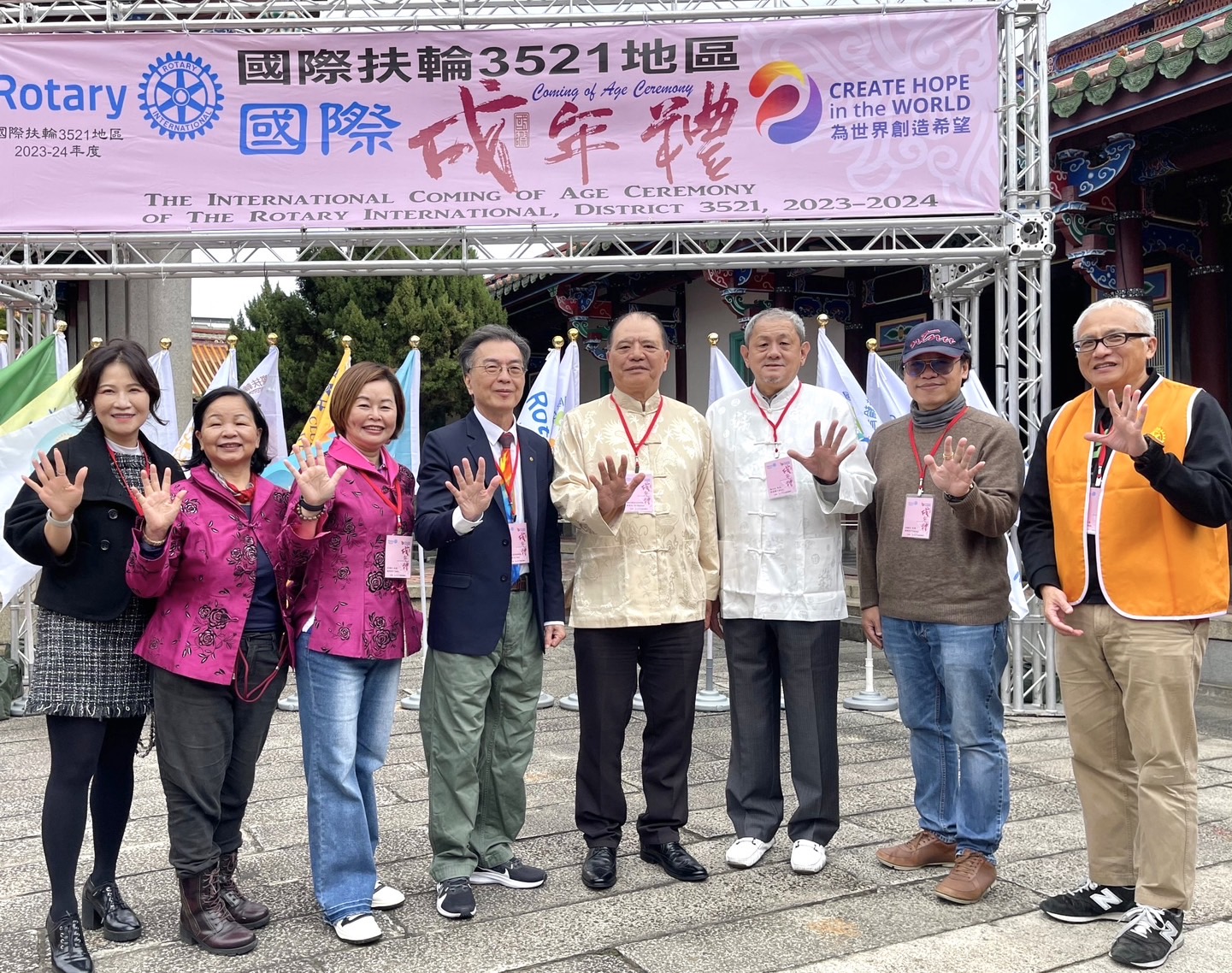 台北市仰德扶輪社施佳岑社長 給予44位國際交換生中國成年禮