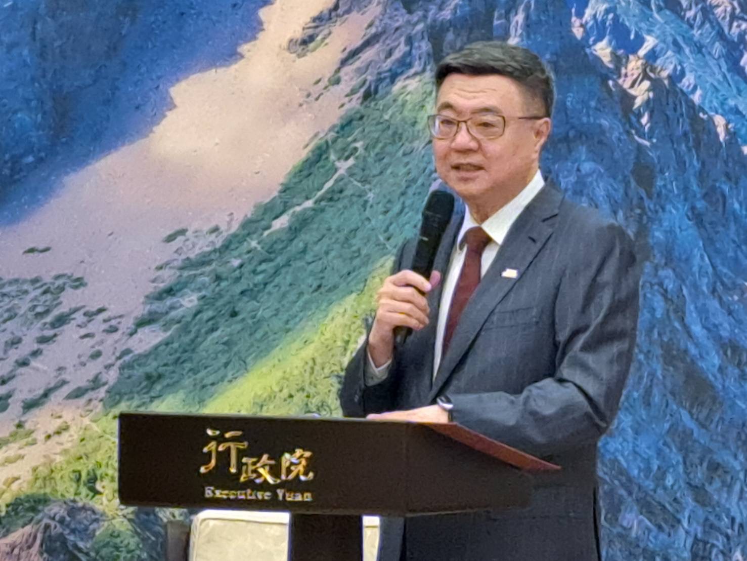 接見日本台灣親善協會衛藤征士郎會長 卓揆盼臺日雙方強化可信賴的民主供應鏈