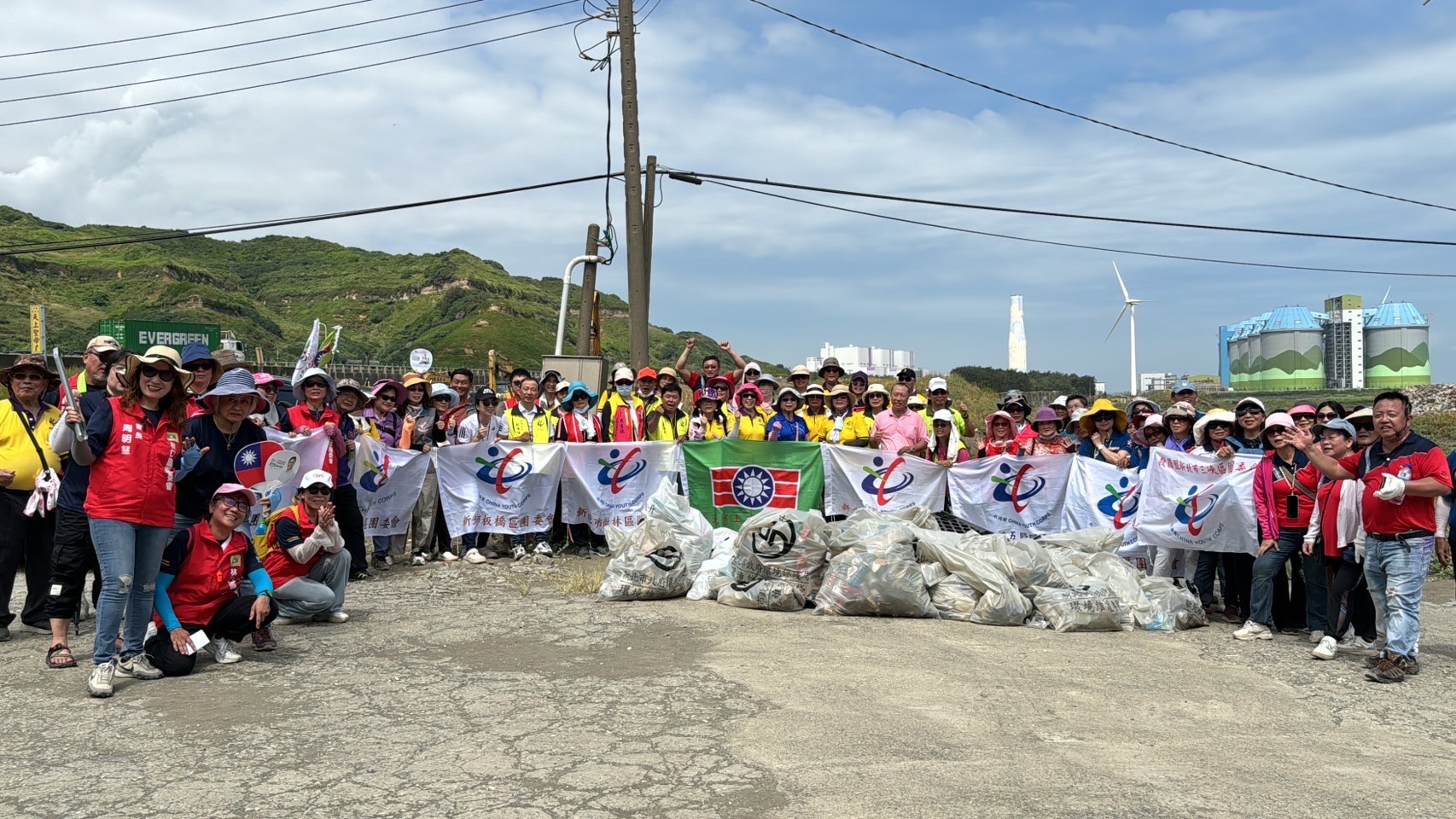 新北市救國團志工 清運100公斤海岸廢棄物