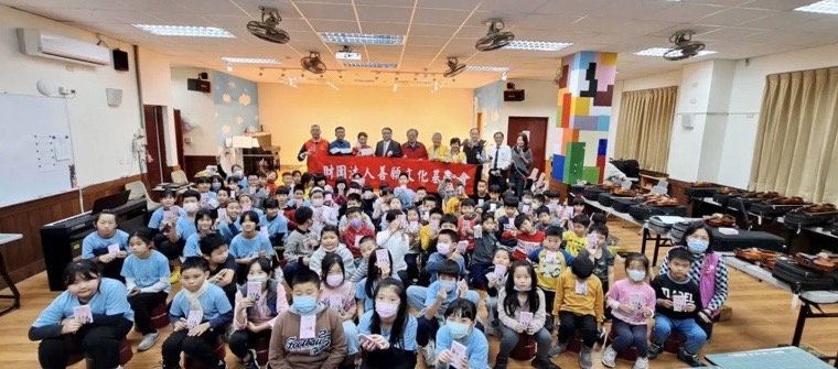 財團法人善願文化基金會與名檢劉承武現場演講並捐贈英文教學書本及獎學金