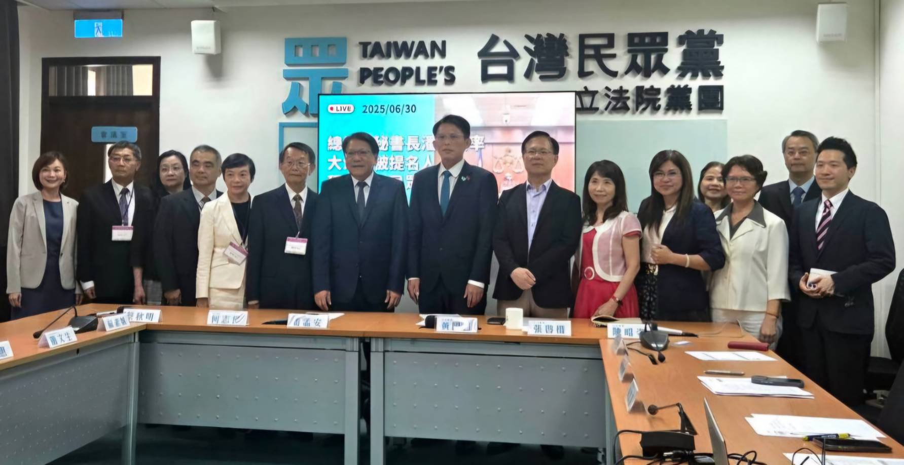 麥玉珍陪同總統府秘書長潘孟安拜會民眾黨團