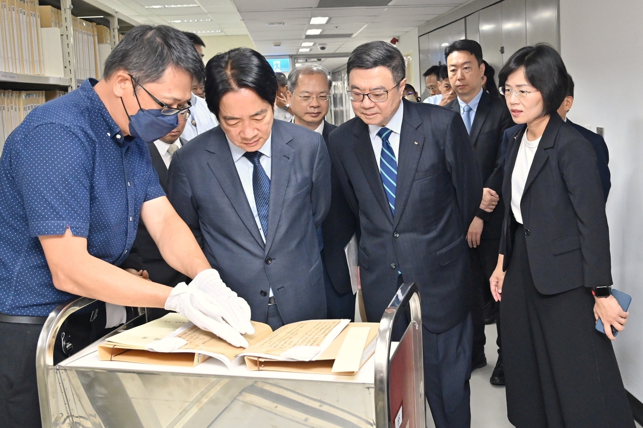 解嚴紀念日視察政治檔案開放應用情形 卓揆：政府誠實面對歷史真相 持續推動政治檔案解密及開放應用工作
