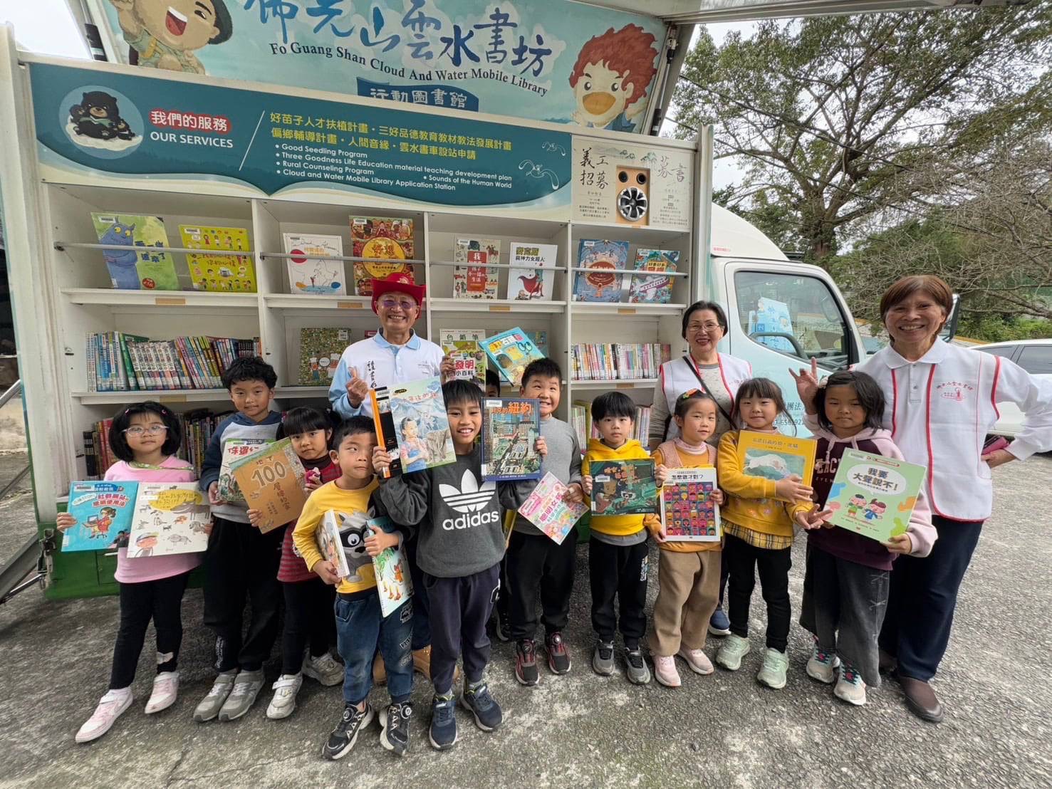雲水書車展翅飛閱 領大成學子閱讀心