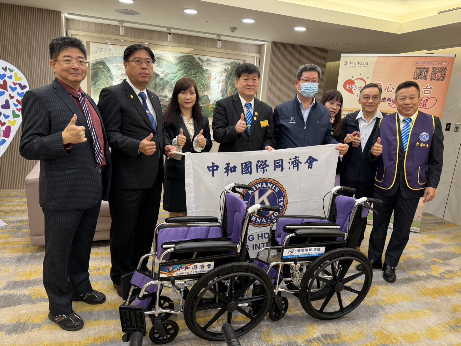 造福新北需要市民！鳳靈慈愛同心會結合13個愛心團體捐輪椅300台～