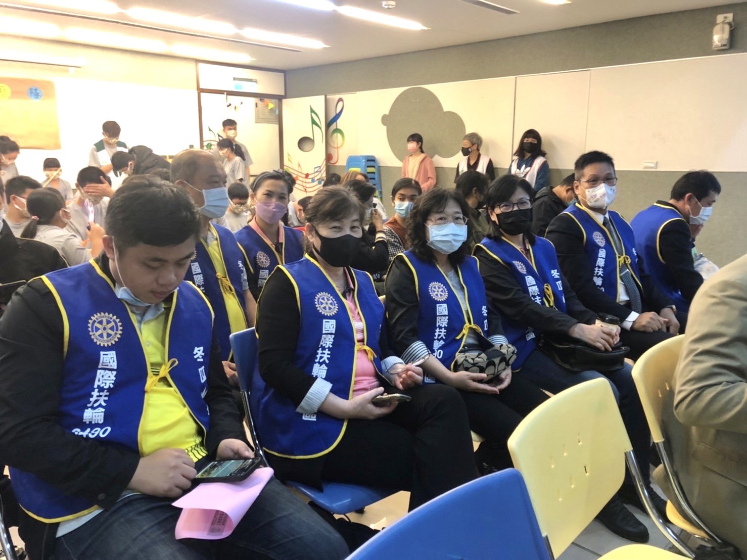 國際扶輪3490地區，宜蘭第一第二分區一起把愛送到宜蘭家扶中心。