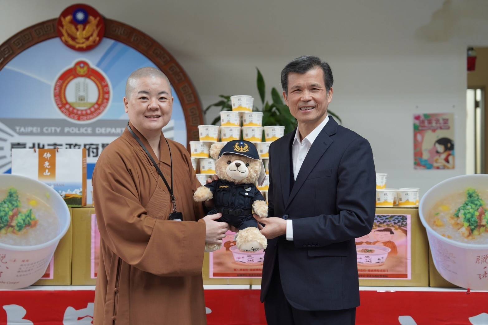 抗冷冽寒冬　佛光臘八粥暖心送祝福